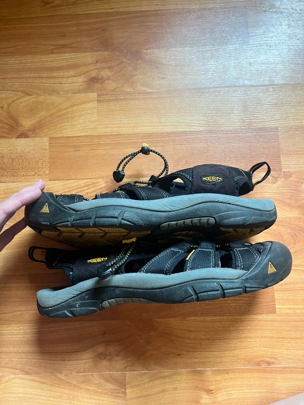 Like New Men’s Keen Sandals Black & Yellow Hiking Outdoors Durable